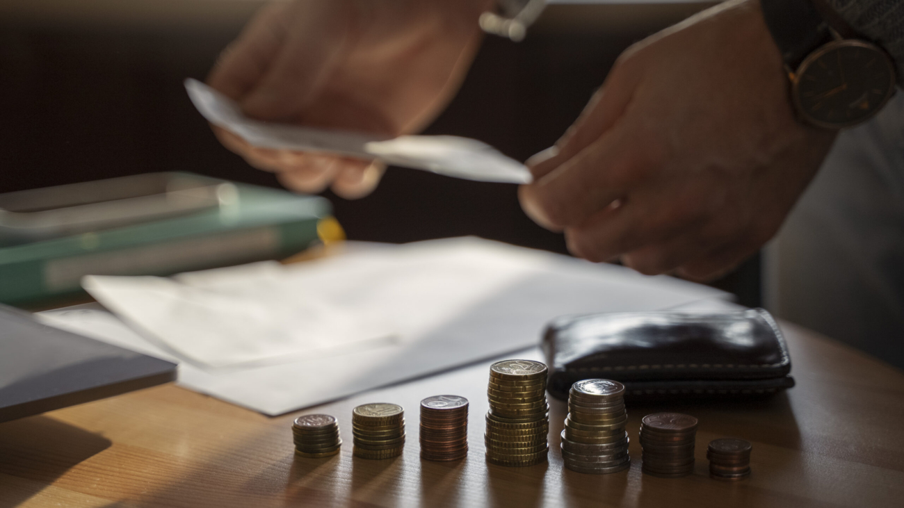 close-up-coins-saved-energy-crisis-expenses