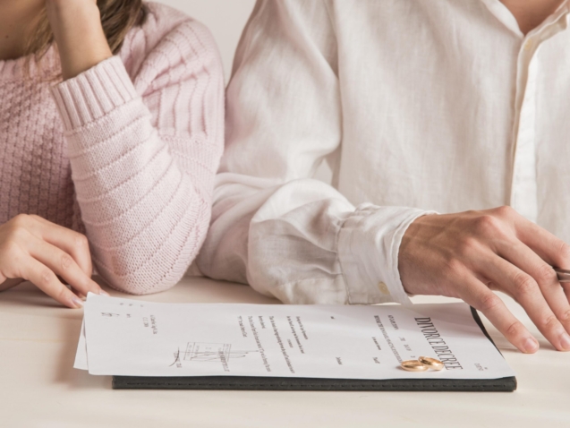 close-up-couple-with-divorce-decree