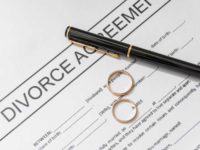 divorce-agreement-with-golden-rings